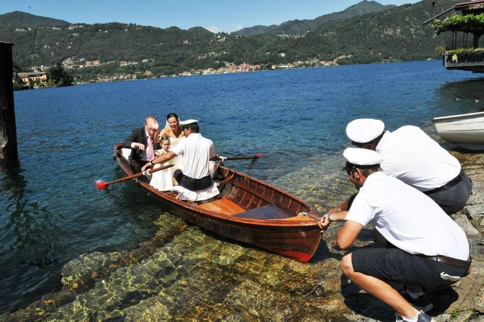 een bruiloftsfeest in een boot op het meer