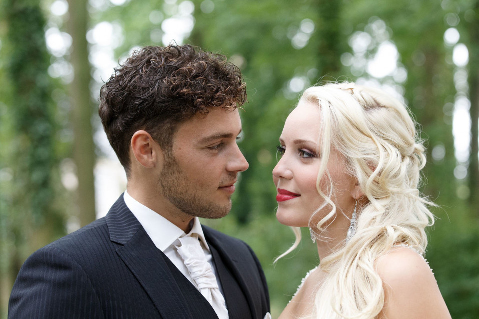 een man en vrouw in een trouwjurk