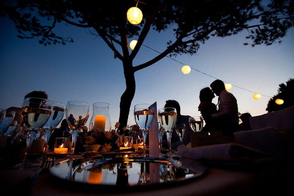 een stel is silhouet tegen de boom en de maan
