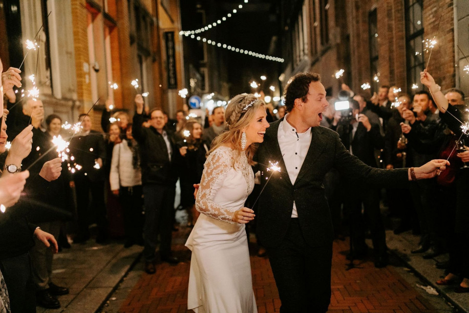 bruid en bruidegom verlaten de bruiloftsceremonie met sterretjes