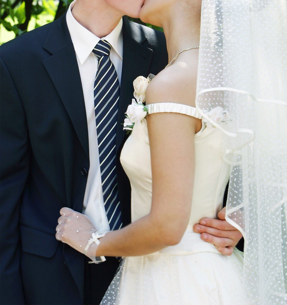 een man en vrouw die kussen