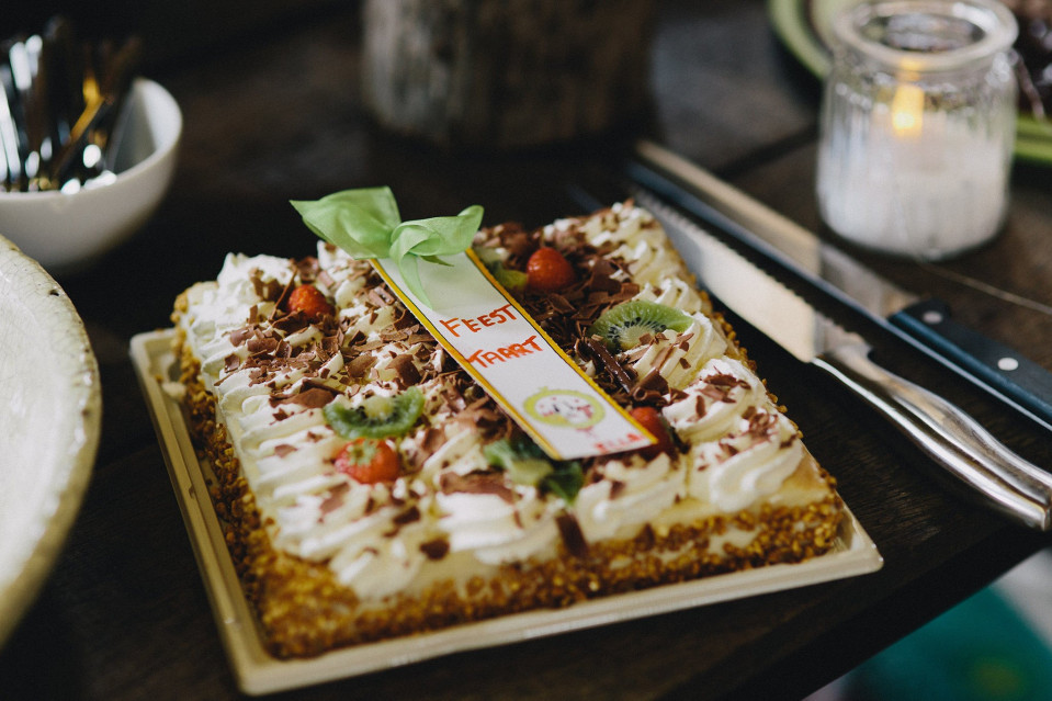 een taart op een bord