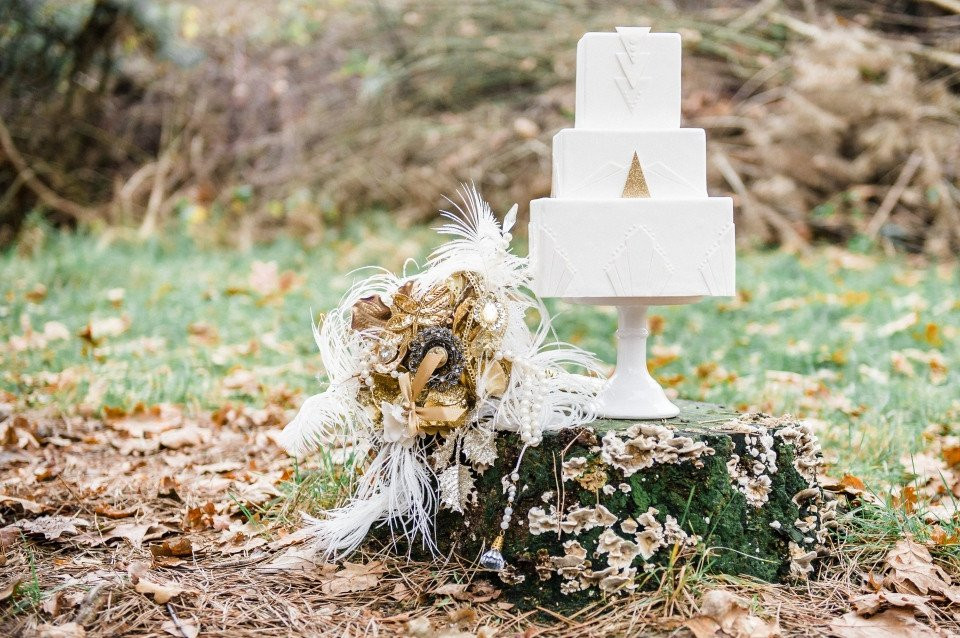 een trouwtaart op een stronk in het bos