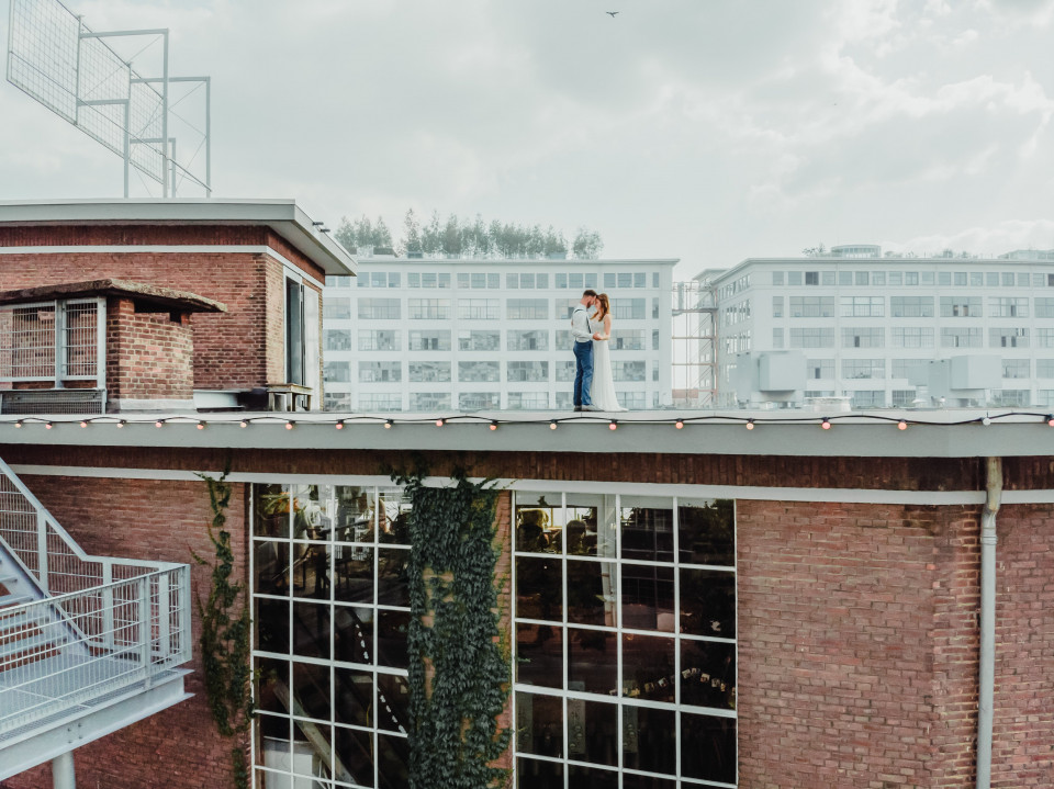 een man die op het dak van een gebouw staat