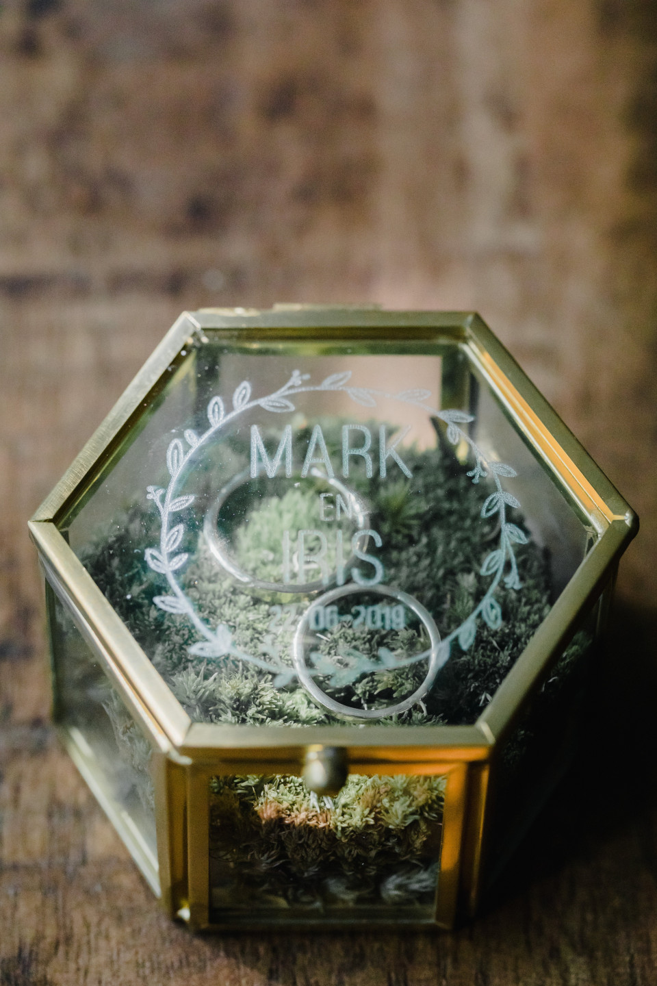 trouwringen in een glazen doos