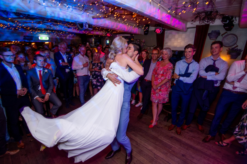 een bruidspaar dat danst op hun bruiloftsreceptie