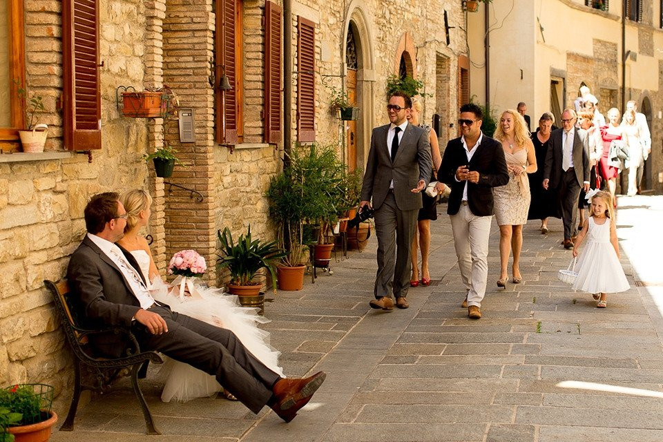 een bruiloftsfeest op een smalle straat in Italië