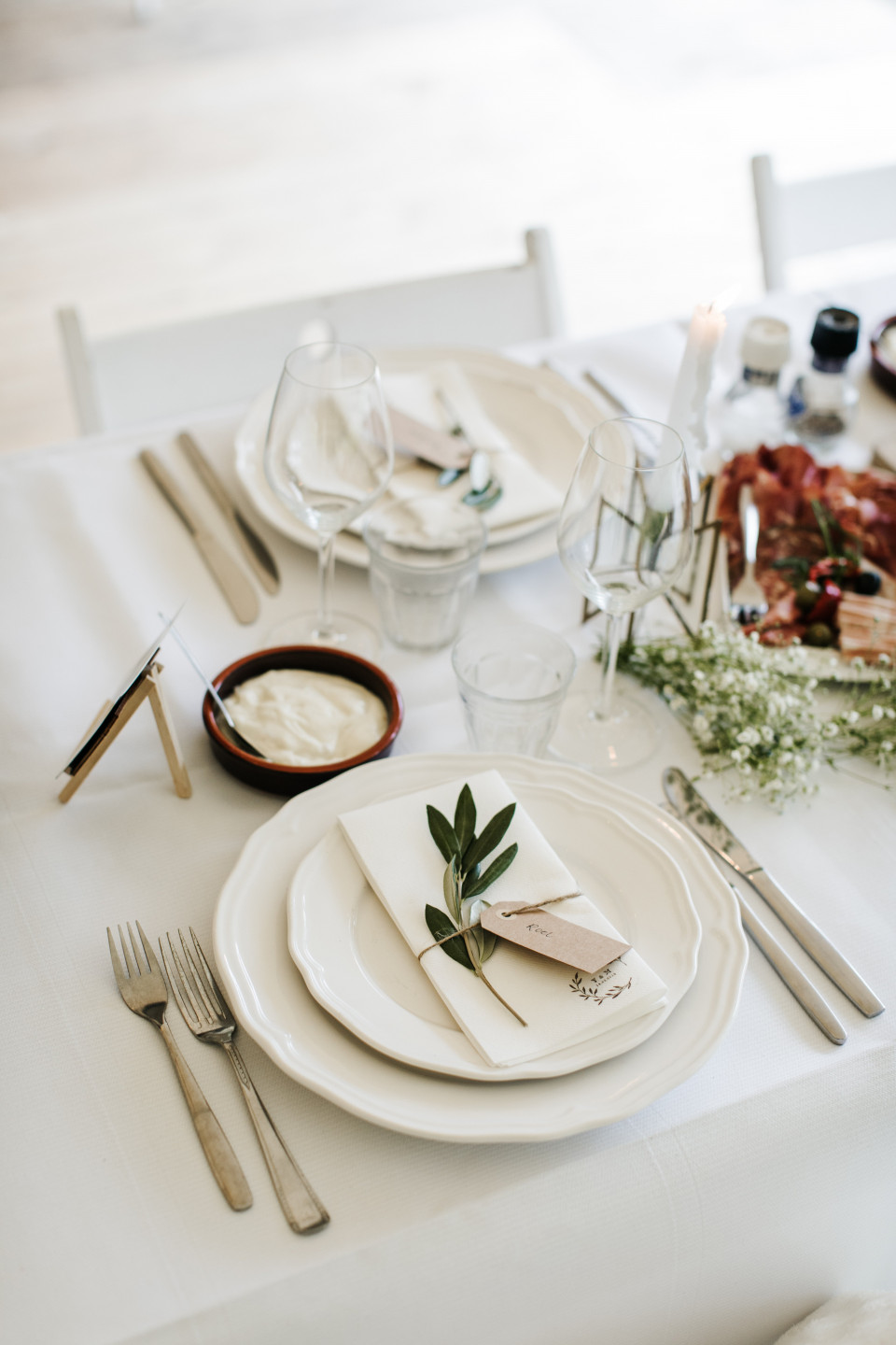 een tafel gedekt voor een dinertje