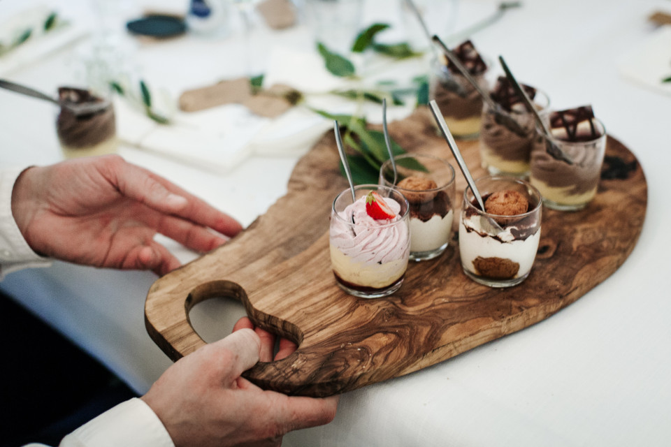 Dessert op een houten plankje