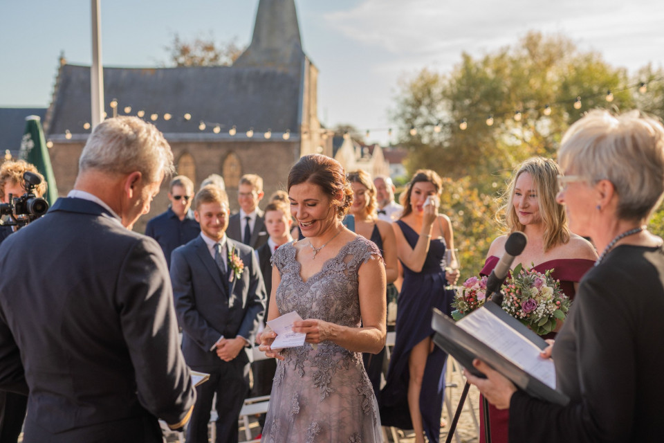 een bruiloftsceremonie in de binnenplaats van een kerk