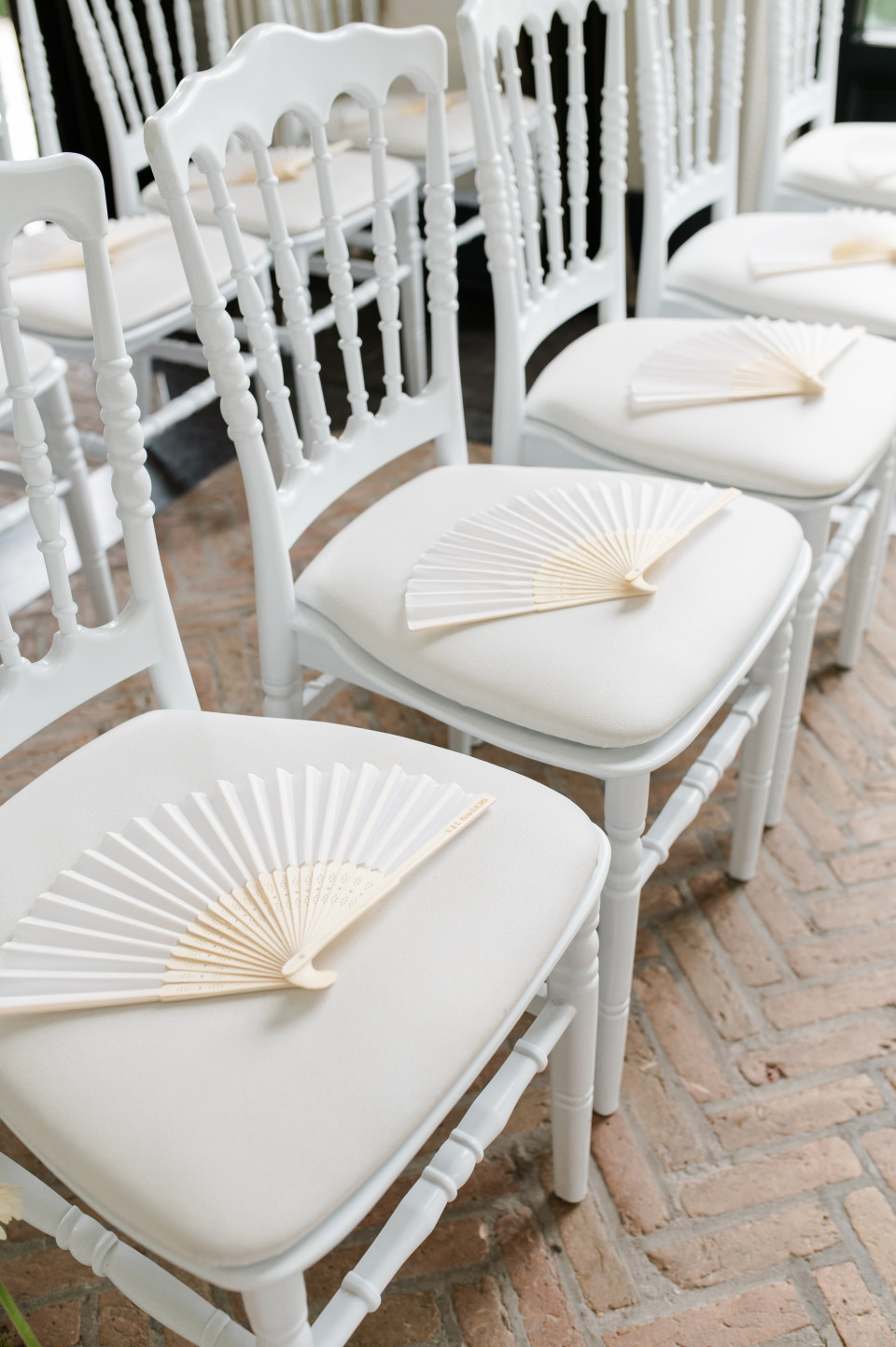 Vintage aankleding met waaiers en bloemen op ceremonie