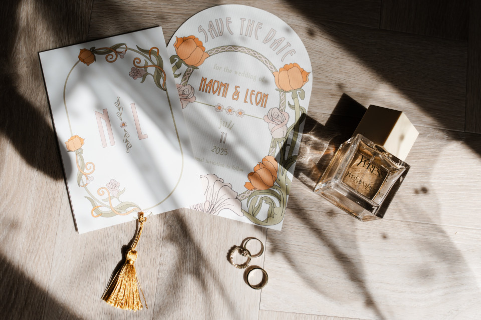 een paar ringen en een waaier op de vloer