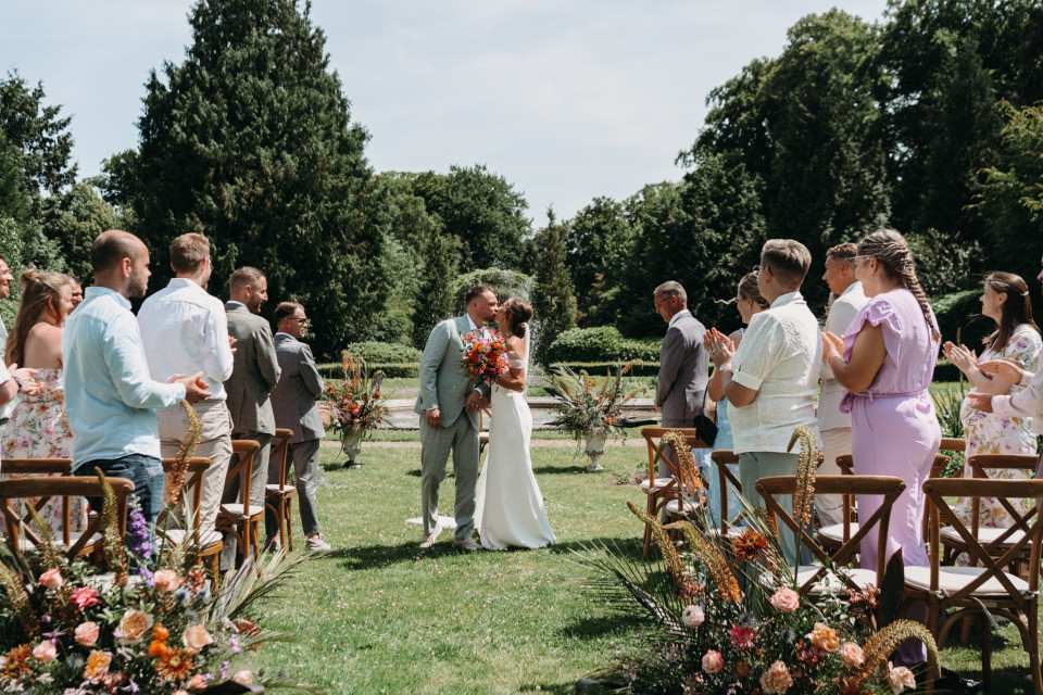 de bruid en bruidegom die door het gangpad lopen