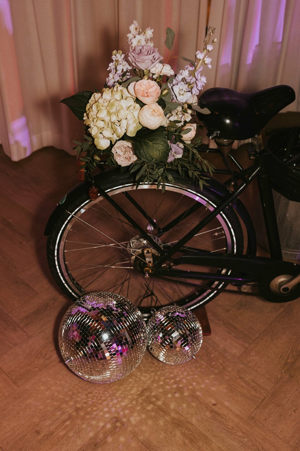 een afbeelding van een fiets met discoballen op de vloer