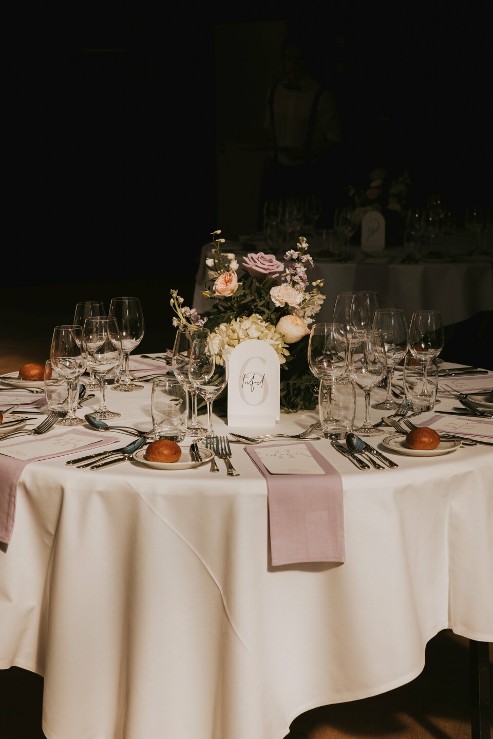 een afbeelding van een tafel gedekt voor een huwelijksreceptie