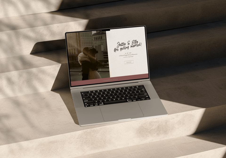een laptop op een trap met een foto van een stel