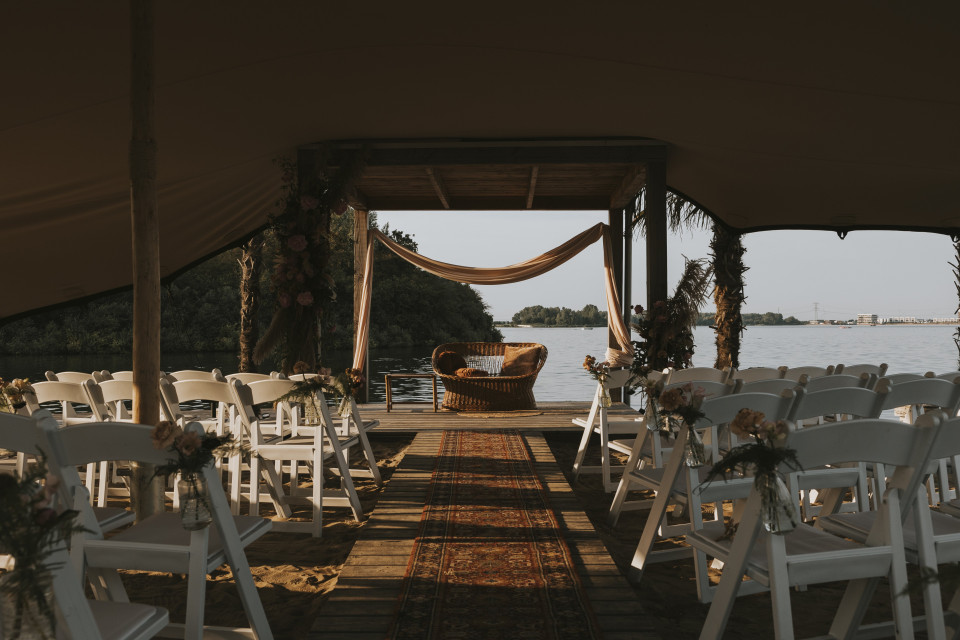 een trouwceremonie is opgezet in een tent