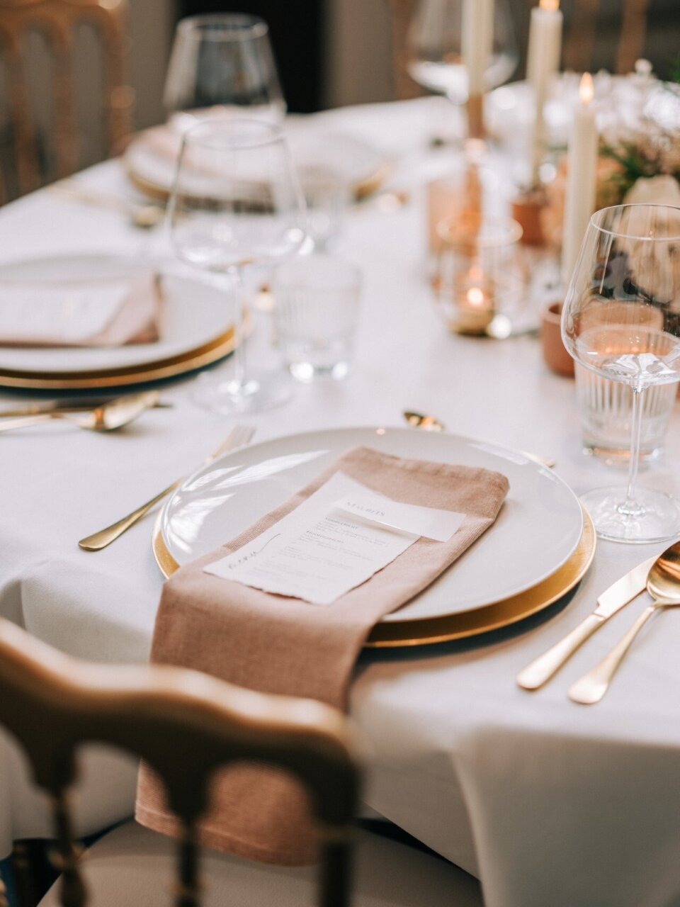 Minimalistische tafel aankleding met roze en gouden tinten