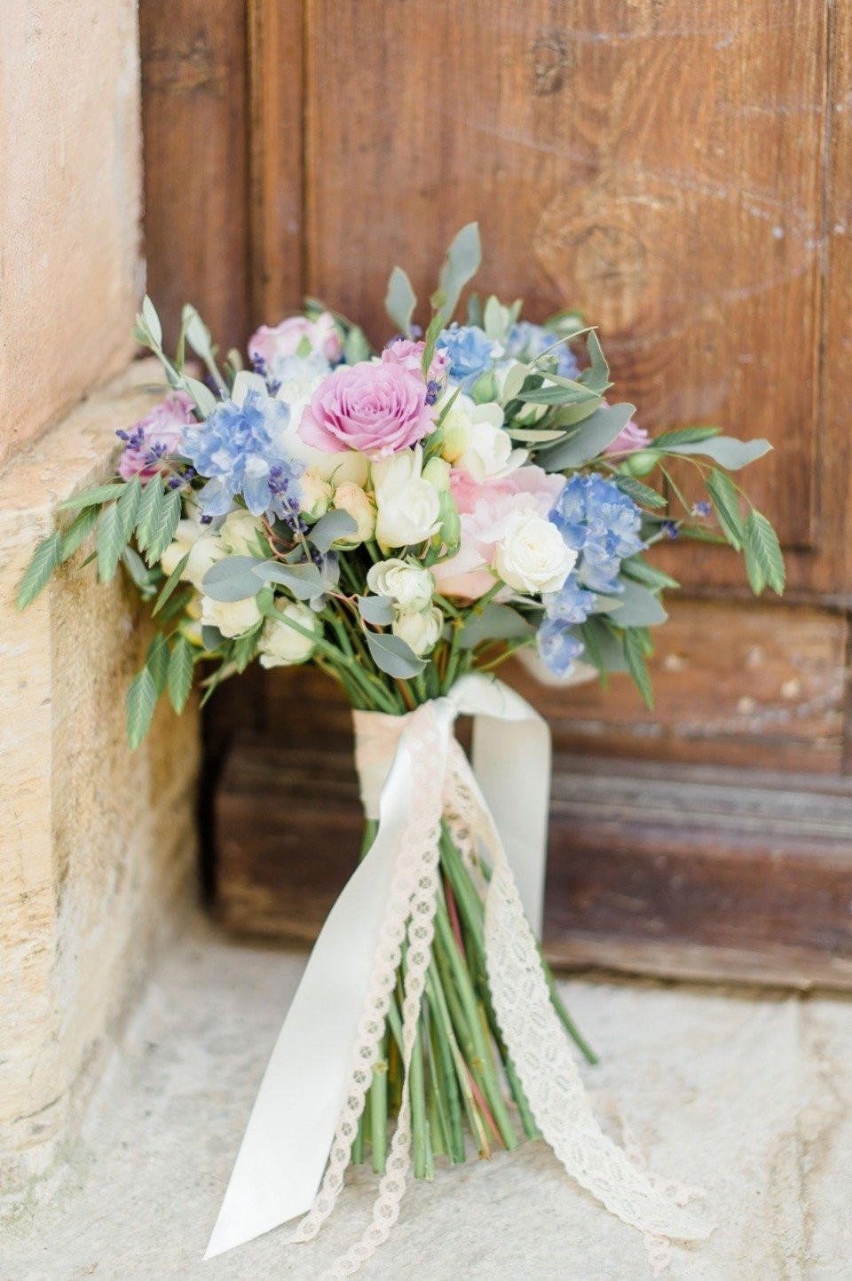 bruiloftsboeket op het platteland