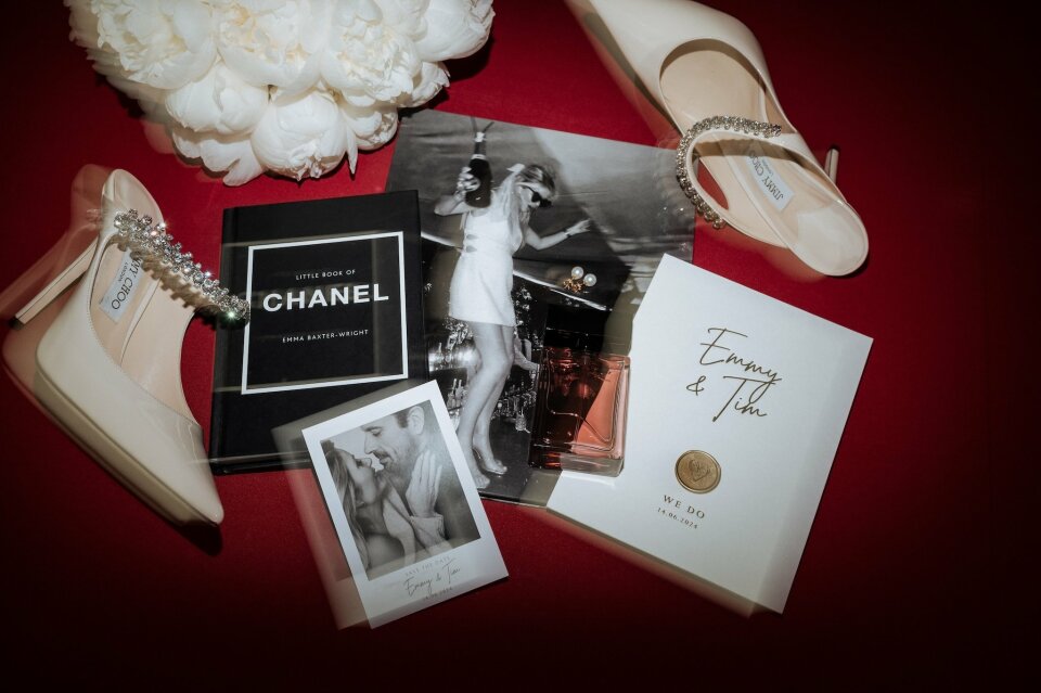 de inhoud van een bruid ' s trouwjurk en schoenen