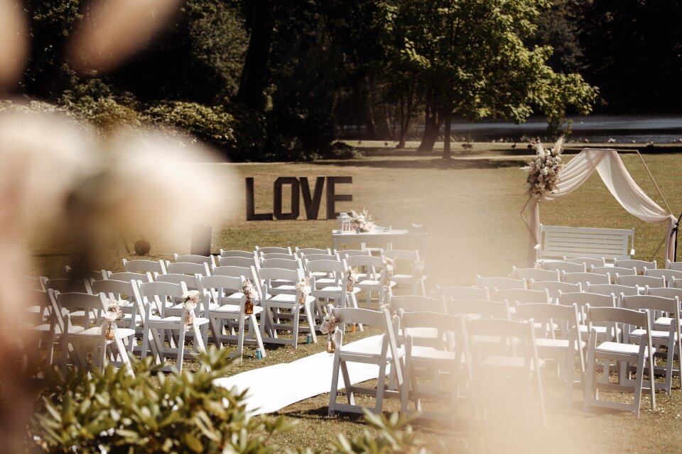 Minimalistische ceremonie aankleding met backdrop en love leters