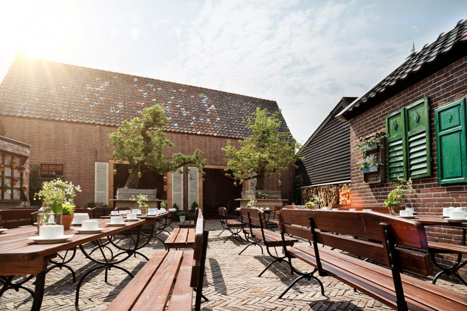 een bakstenen terras met banken