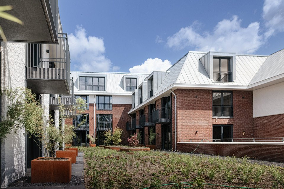 de binnenplaats van het nieuwe gebouw is gemaakt van baksteen