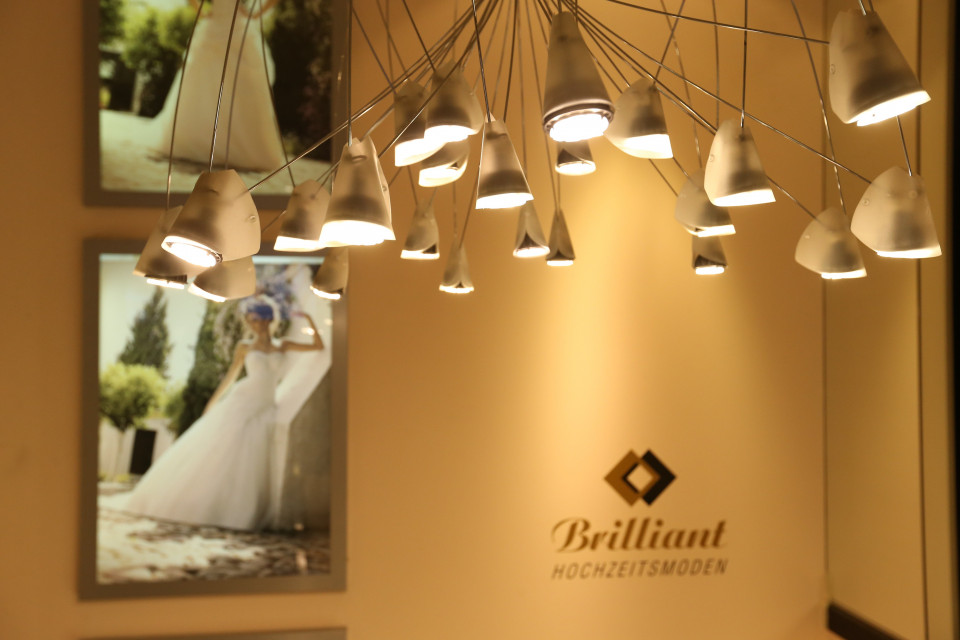 Trouwjurk van BRILLIANT HOCHZEITSMODEN GmbH overzicht