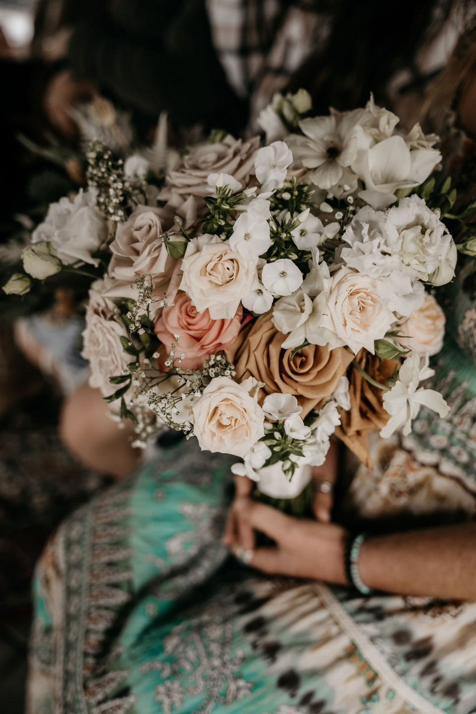 het bruidsboeket is gemaakt van witte en roze bloemen