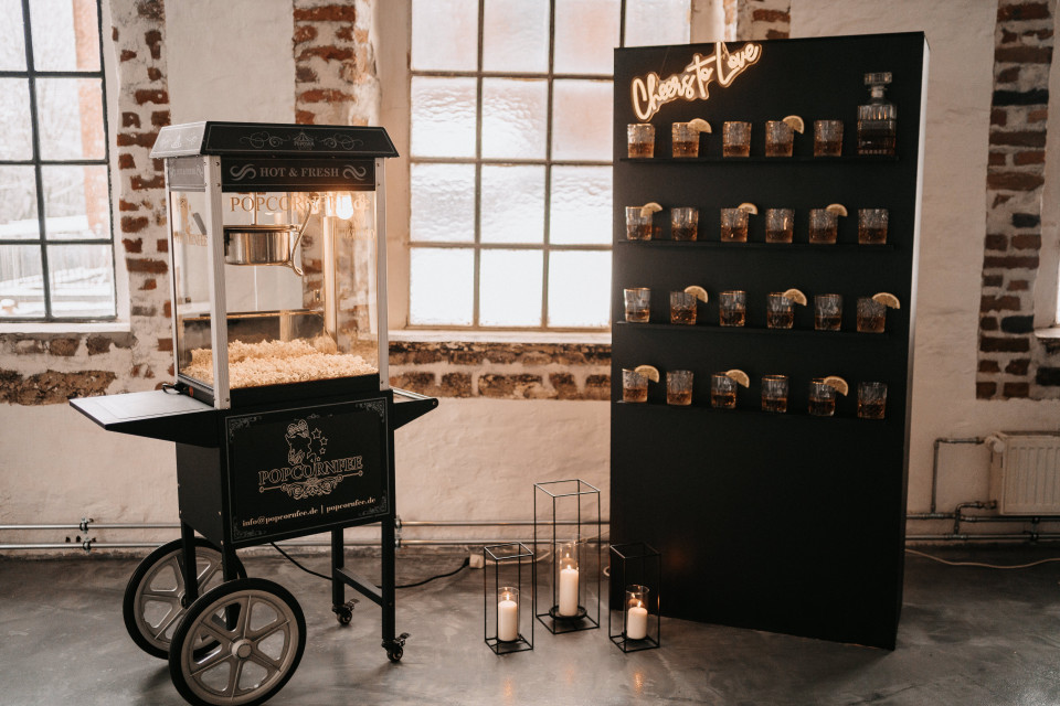een popcornmachine en een kaarsenstandaard voor een bakstenen muur