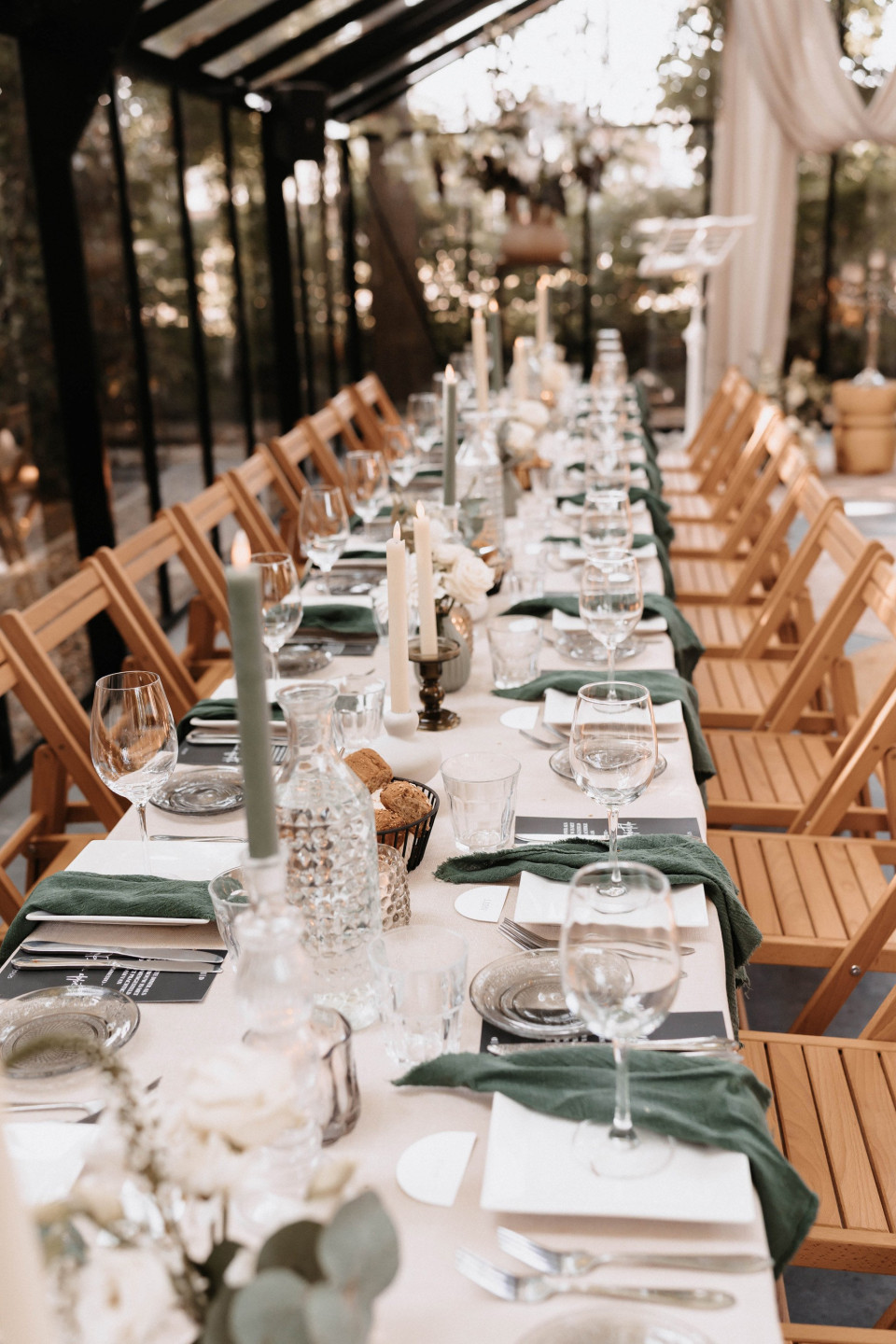 een lange tafel gedekt met plaatsinstellingen