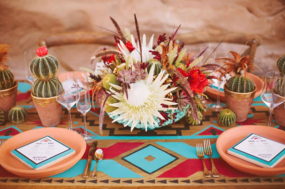 een kleurrijke tafelsetting met cactussen en bloemen