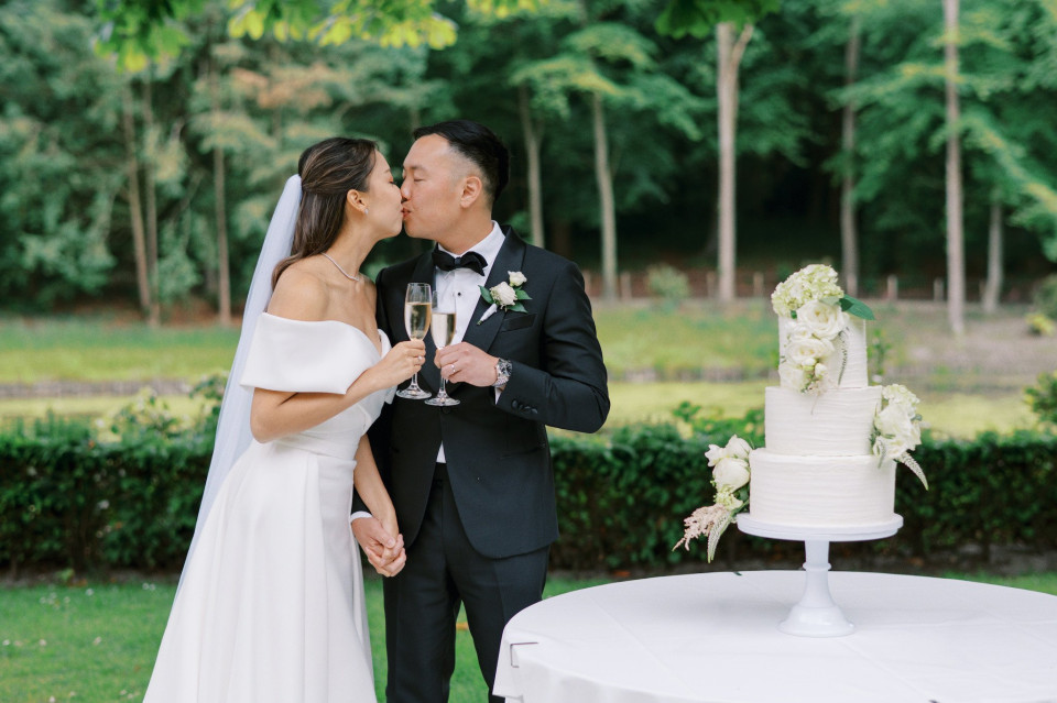 bruidstaarttopper door de bruid en bruidegom