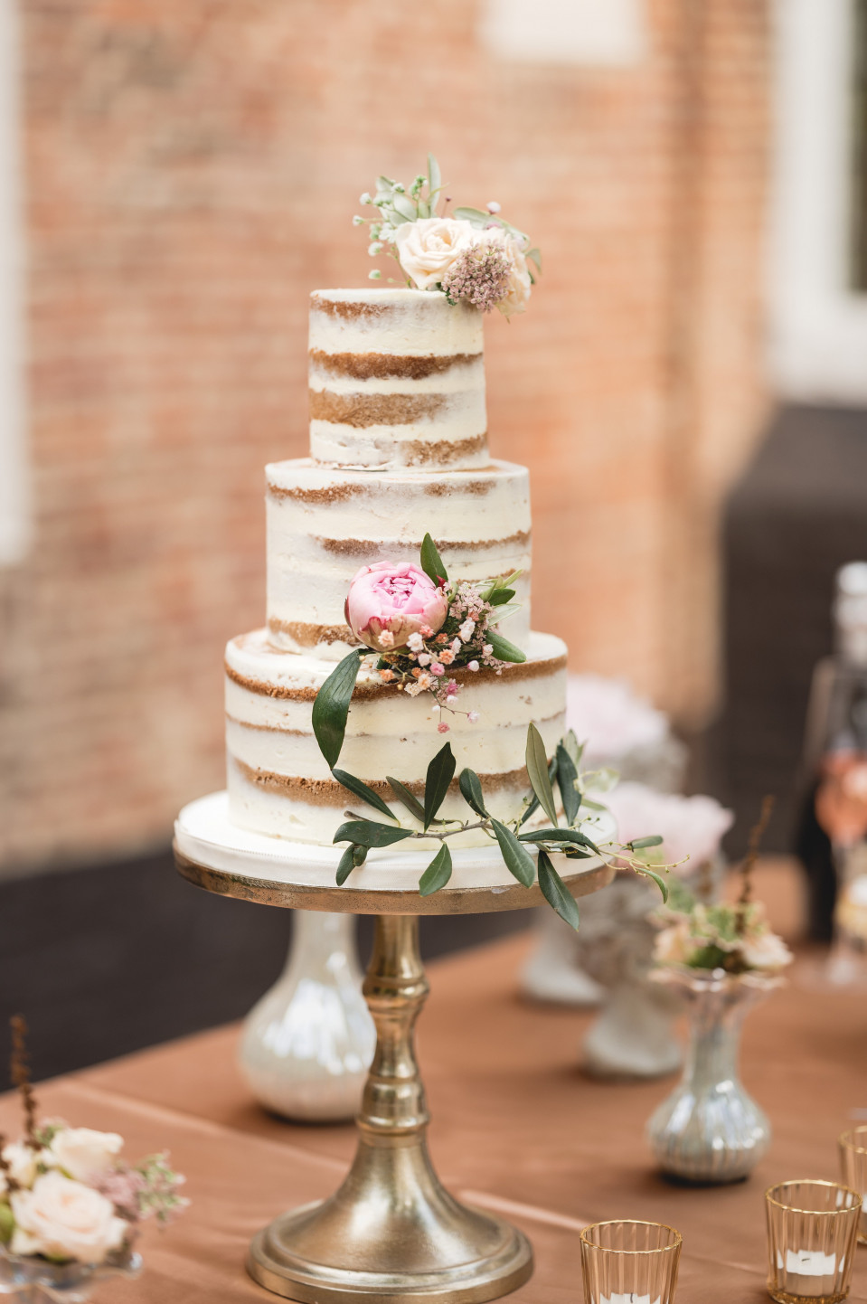 een trouwtaart op een tafel met bloemen