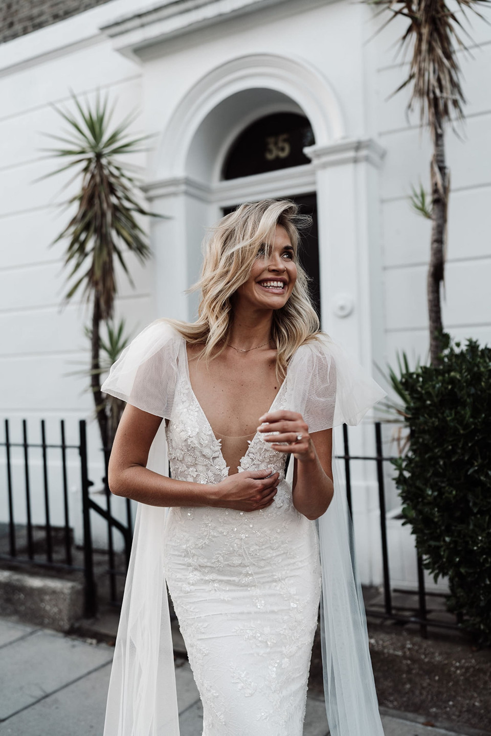 een mooie blonde bruid in een trouwjurk