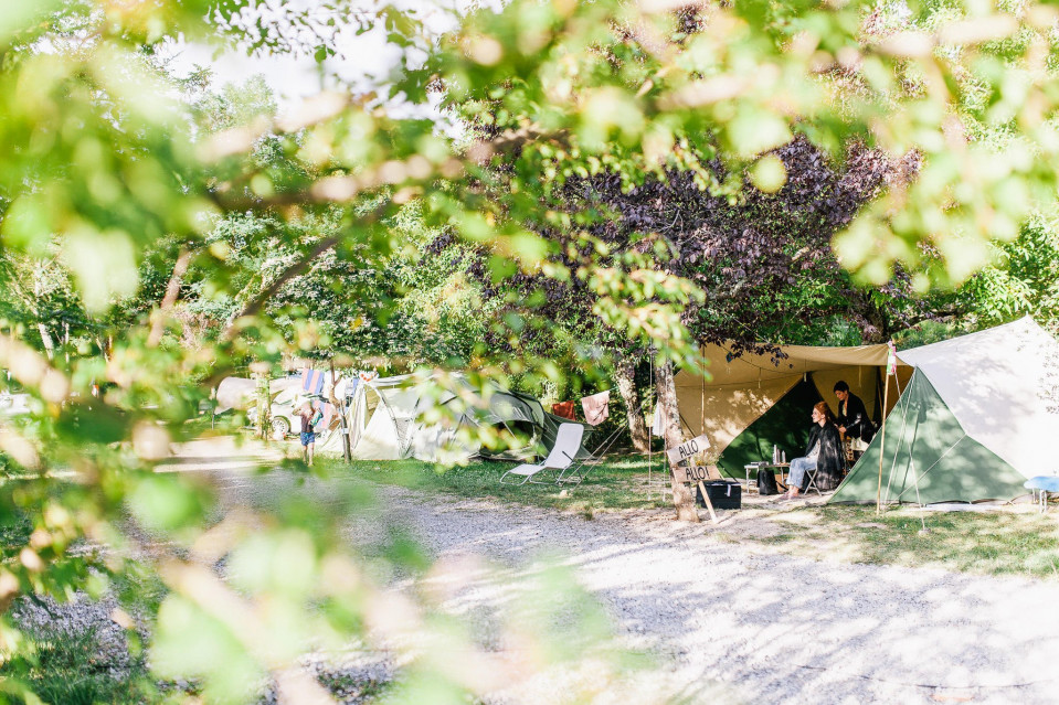 kamperen op het platteland met een tent