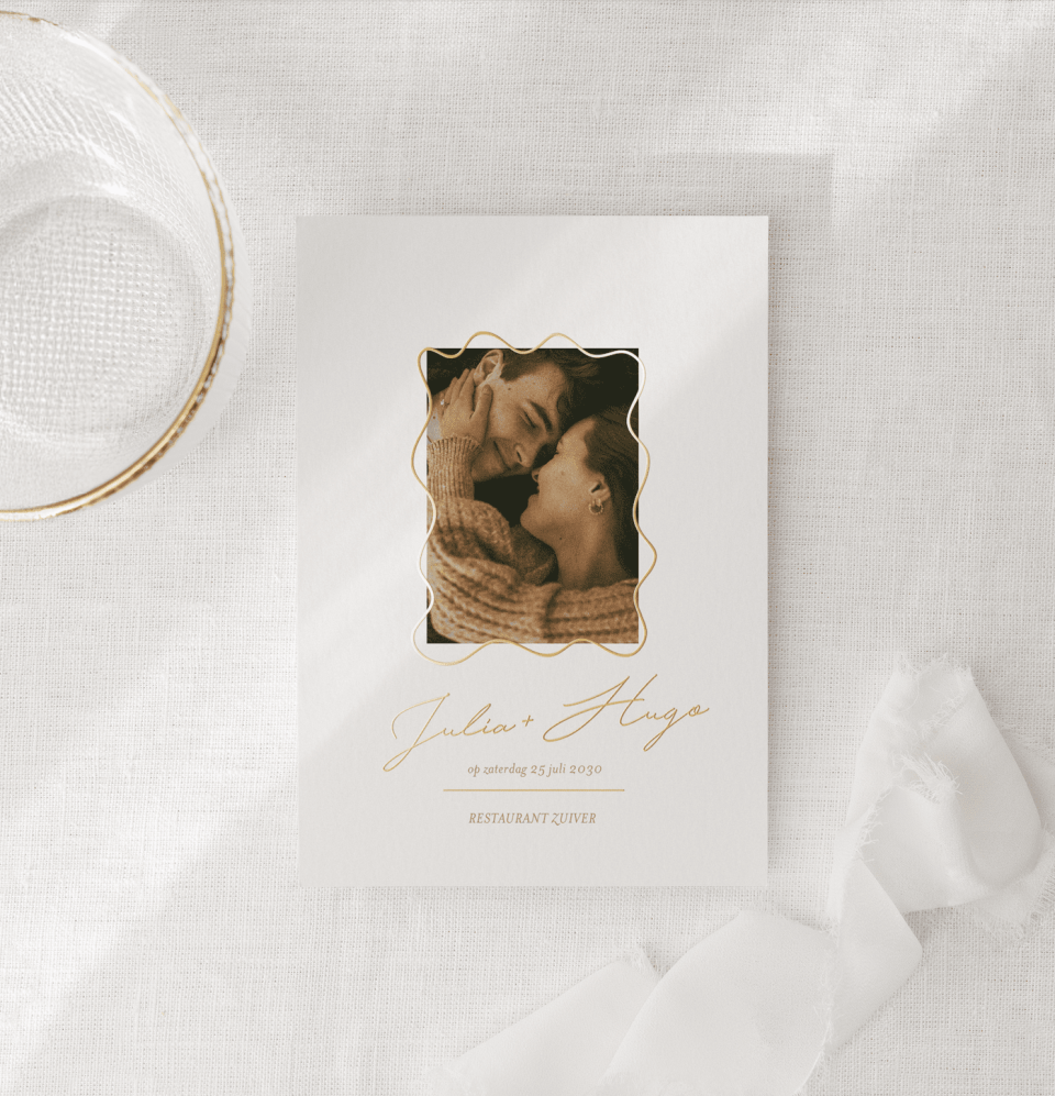 een afbeelding van een stel dat kust op de omslag van een boek