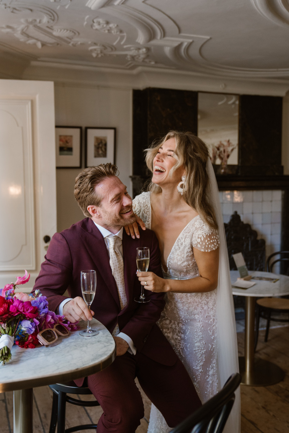 bruid en bruidegom lachen op hun trouwfeest