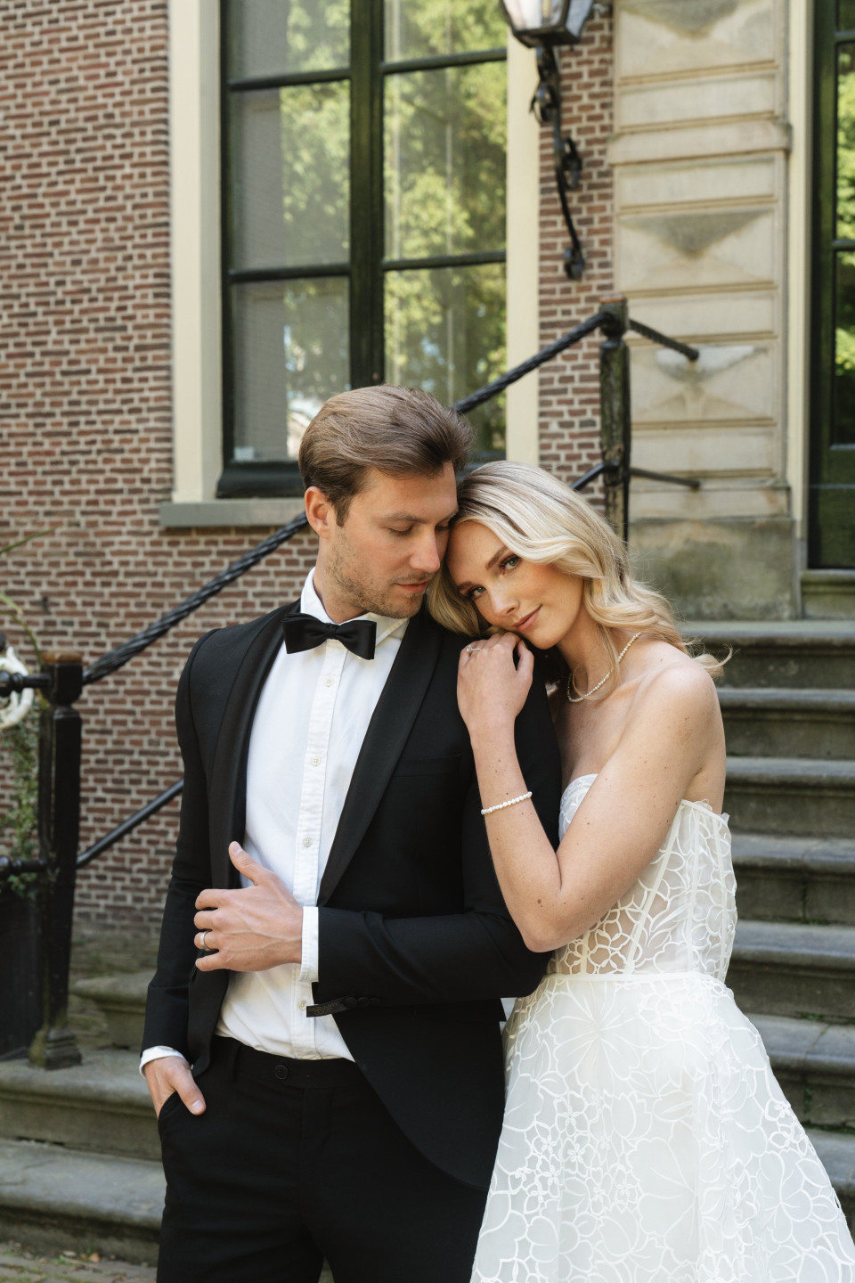 een man in een smoking en een vrouw in een trouwjurk