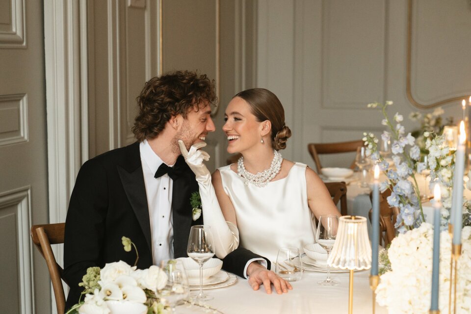 een man en een vrouw zittend aan een dinertafel