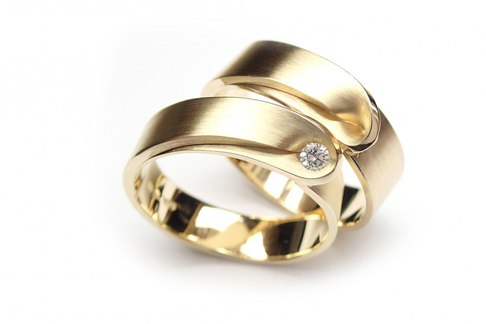twee trouwringen met diamanten in goud