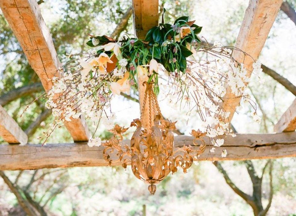 een rustieke kroonluchter hangt aan een houten constructie