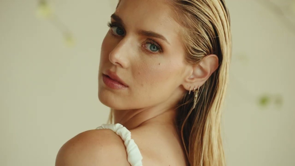 een vrouw met lang blond haar en oorbellen