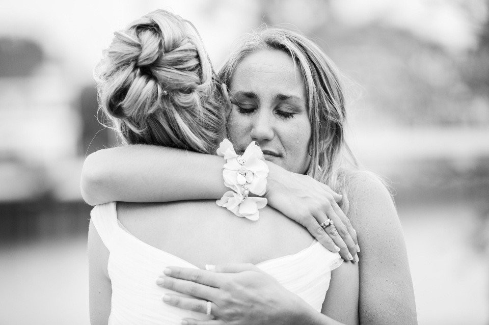 een bruid omhelst haar moeder aan het einde van haar trouwdag