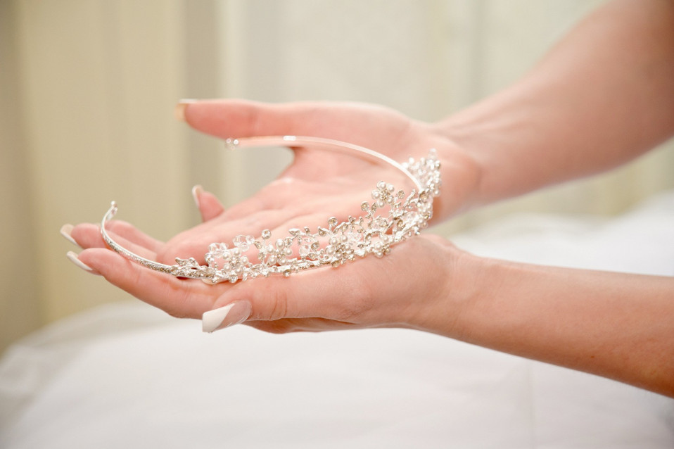 een vrouw die een tiara in haar hand houdt