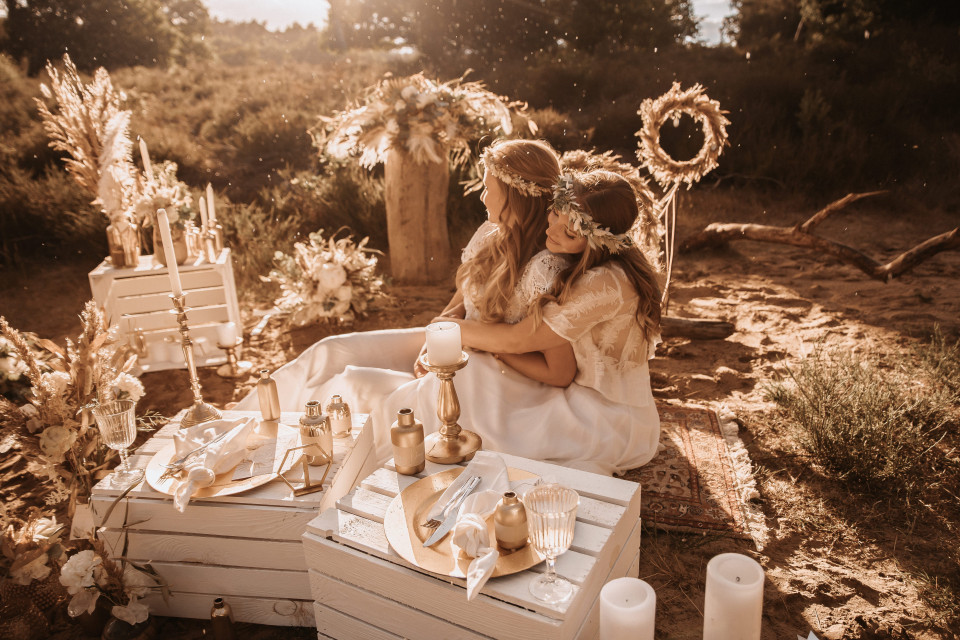 Boho Dekoration einer Hochzeit im Freien