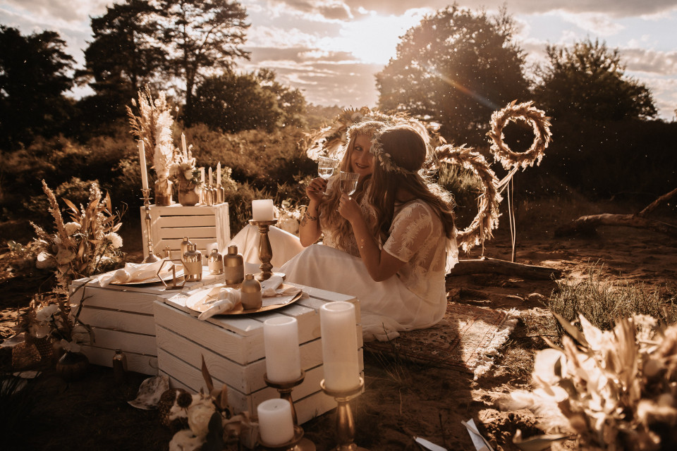 Boho Dekoration einer Hochzeit im Freien