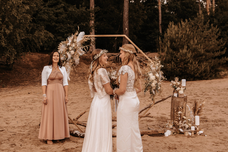 Traubogen im Boho Stil für eine Hochzeit im Freien
