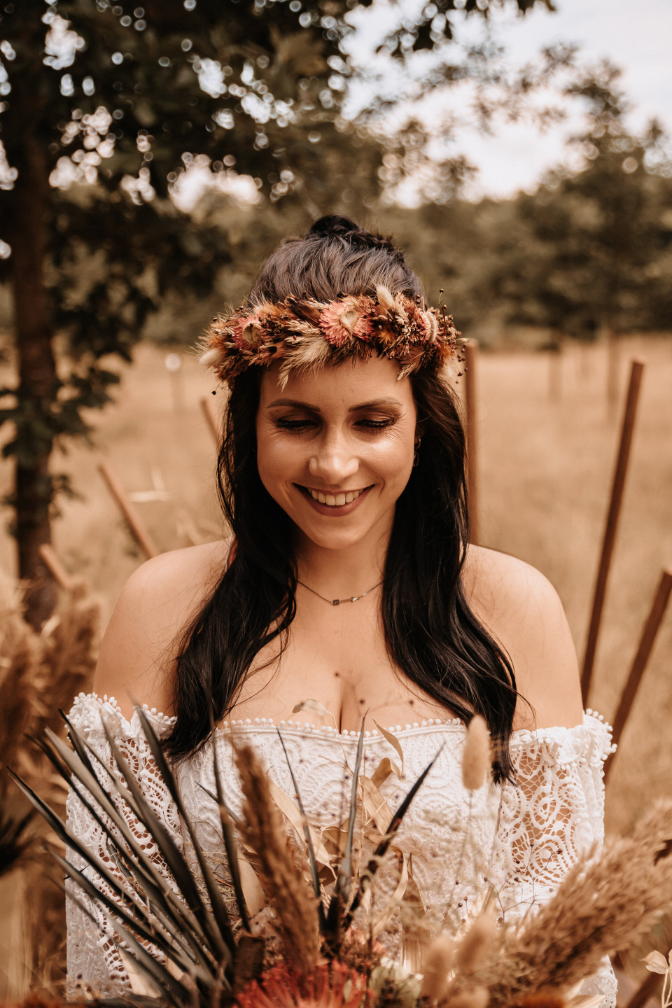 Natürliches Haar-und Make-Up im Boho Stil