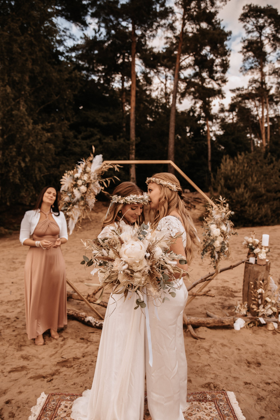 Traubogen im Boho Stil für eine Hochzeit im Freien